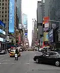 La Septième Avenue au niveau de la 50e&nbsp;Rue en direction du sud.