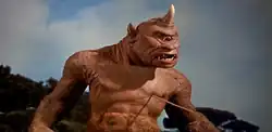 Un cyclope orange avec une corne.