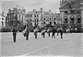 Les drapeaux des régiments du 5e&nbsp;corps d'armée place du Martroi à Orléans lors des fêtes johanniques, le 8 mai 1912. Le drapeau du 89e&nbsp;RI est le deuxième en partant de la gauche.