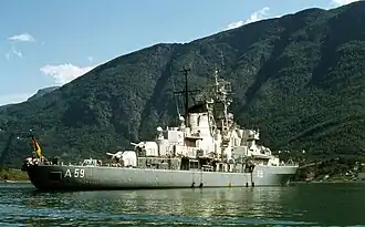 Le Deutschland à l'ancre dans le  Lustrafjord&nbsp;(de) près de Skjolden en juin 1980.