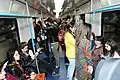 L'intérieur d'une rame avec des passagers.