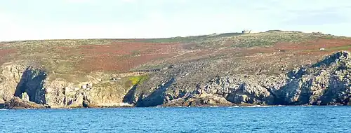 Le port de Bestrée vu de la mer : à l'arrière-plan le village de Lescoff.