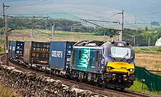 Une BR Class 88 en tête d'une rame de conteneurs dans le comté de Cumbria.