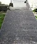 Inscription sur la pierre tombale de Jean François Emmanuel Gadon, recteur du Trévoux entre 1867 et 1898.