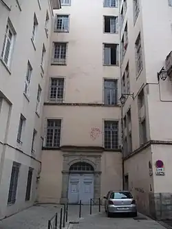 Vue de l'immeuble du 8 de la rue.