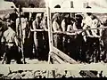 Juifs amenés sur le lieu du massacre, têtes et visages couverts avec leurs propres chemises.