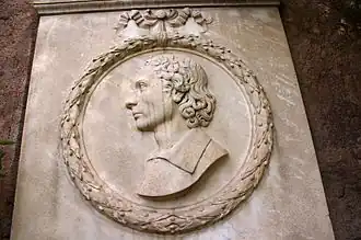 visage de profil, tourné vers la gauche, une branche de laurier en forme de palme de chaque côté
