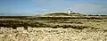L'Île Wrac'h et sa maison-phare vues à marée basse depuis l'une des "Petites Îles Wrac'h" (celle de l'est).