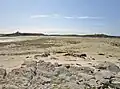 Le pertuis (détroit), franchissable à pied à marée basse, séparant le continent de l'île Wrac'h, vu du continent (l'Île Wrac'h est à l'arrière-plan).