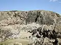 Les falaises au nord de la plage de Ty Anquer vues de la plage à marée basse 3 (synclinal et plis redressés à la verticale).