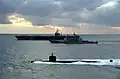 L'USS Port Royal et le sous-marin nucléaire d'attaque USS Annapolis escortant le porte-avions USS&nbsp;Nimitz dans le nord du golfe Persique durant l'opération Southern Watch (15 décembre 1997)