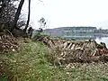 Tas d'anciennes tuiles ostréicoles sur un terre-plein le long de la rive droite de la Rivière du Bono.