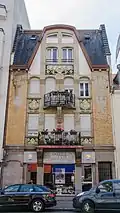 Le numéro 98a construit par Aloys Walter, artisan majeur de l'Art nouveau à Strasbourg.
