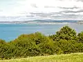 La baie de Douarnenez vue des Plomarc'h en Douarnenez. À l'arrière-plan, le Menez-Hom.