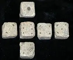 Image composite des faces d'un dé de 12&nbsp;mm romain, trouvé à Leicestershire en Angleterre.