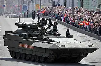 Le véhicule de combat d'infanterie lourd russe T-15 est protégé par du blindage réactif explosif Monolit.