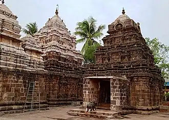 Le Temple de Golingesvara à Biccavolu, dans la région de Kakinada. Bâti au IXe siècle, son architecture est syncrétique des influences Chola, Kalinga et Chalukya.