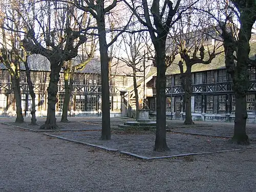Aître Saint-Maclou à Rouen, cimetière des pestiférés au XIVe&nbsp;siècle.