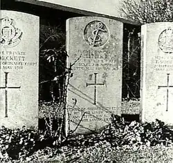 Photo en noir et blanc d'une pierre tombale.