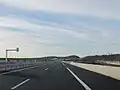 L'A432 longeant la LGV Rhône-Alpes et le viaduc de La Côtière en arrière-plan.