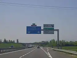 L'autoroute à deux numéros A71-A89 et des panneaux directionnels dont la sortie 13 indique Riom