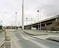 Pont en arrière pont franchissant une voie ferrée.