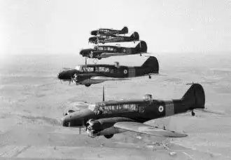 5 Avro Anson de l'EVS no&nbsp;2 en formation aérienne