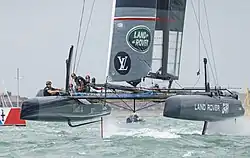 Bateau de face «&nbsp;en l'air&nbsp;» sur ses foils.