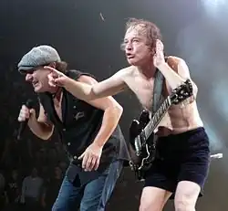 Deux hommes caucasiens sur une scène.