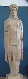 Korè 671. Marbre du Pentélique et de Paros. H. 1,67&nbsp;m. Vers 520. Acropole