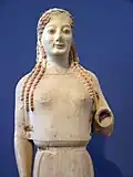 Fragment de statue féminine (torse et tête) avec traces de couleur