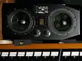 Adam S3A, enceinte deux-voies horizontale avec 2 boomers.