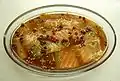 Saumon marinant dans du vinaigre.