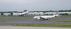 Boeing 747-400 de Japan Airlines au décollage et Airbus A330-200 d'Air France