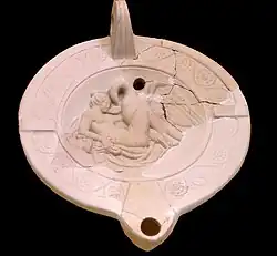Léda et le cygne sur une lampe du IIIe&nbsp;siècle ap. J.-C., Musée de l'Agora antique d'Athènes