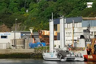 L'Alcyone à quai et l'étrave de la Calypso (en arrière-plan) au début de sa rénovation avec le bulbe d'étrave déposé.