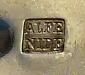 Poinçon apposé sur un couvert, la forme carrée indique que c'est un métal plaqué.