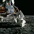 Bean attache le RTG à la perche utilisée pour son transport afin de l'amener sur son site d'installation. La perche est réutilisée ensuite comme mât pour l'antenne du poste central.