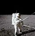 Pete Conrad ouvre les portes du compartiment SEQ à l'aide de plusieurs sangles passant par des poulies.