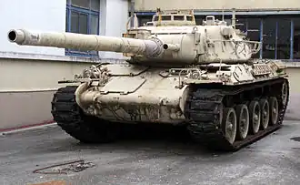 Épiscopes fixes en série panoramique sur la tourelle d'un char AMX-30