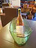 Vacqueyras (AOC) rosé dans son seau à glace moderne.