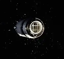 Un étage de fusée flottant dans l'espace.