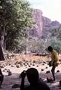 Un écolier entre les pierres d'assise du marché de Tireli, Mali 1984