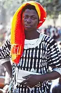 Jeune Dogon homme de retour d'Abidjan, avec sa radio, Tireli, Mali 1985.