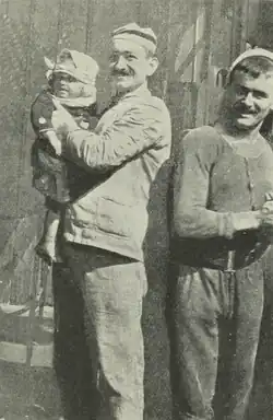 Un marin français portant un enfant arménien.