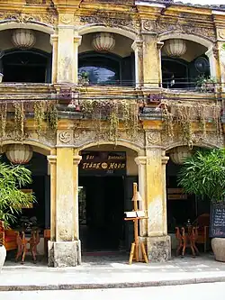 Une façade à arcades, marquée par le passage du temps.