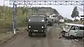 Convoi de casques bleus russes passant devant un poste de contrôle azerbaïdjanais à l'entrée nord de Chouchi.