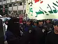 Porte-drapeau en niqab lors d'une manifestation contre les agressions sexuelles massives des femmes pendant l'Aïd au  Caire (2006).