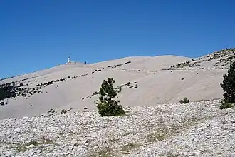 D974 sud et est à environ 3&nbsp;km du sommet.