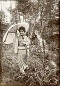 Jeune femme dans le jardin de la station thermale de Miyanoshita au Japon.